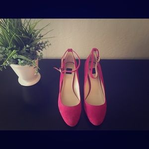 NWT, WHBM suede pump